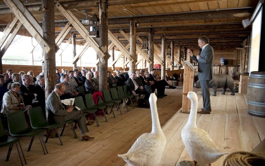 Demissionair staatssecretaris Bleker (Landbouw) was gisteren een van de sprekers op een conferentie van het wetenschappelijk instituut van de SGP over dierenwelzijn. De bijeenkomst vond plaats op een nagebouwde ark van Noach in Dordrecht. Foto Cees van de