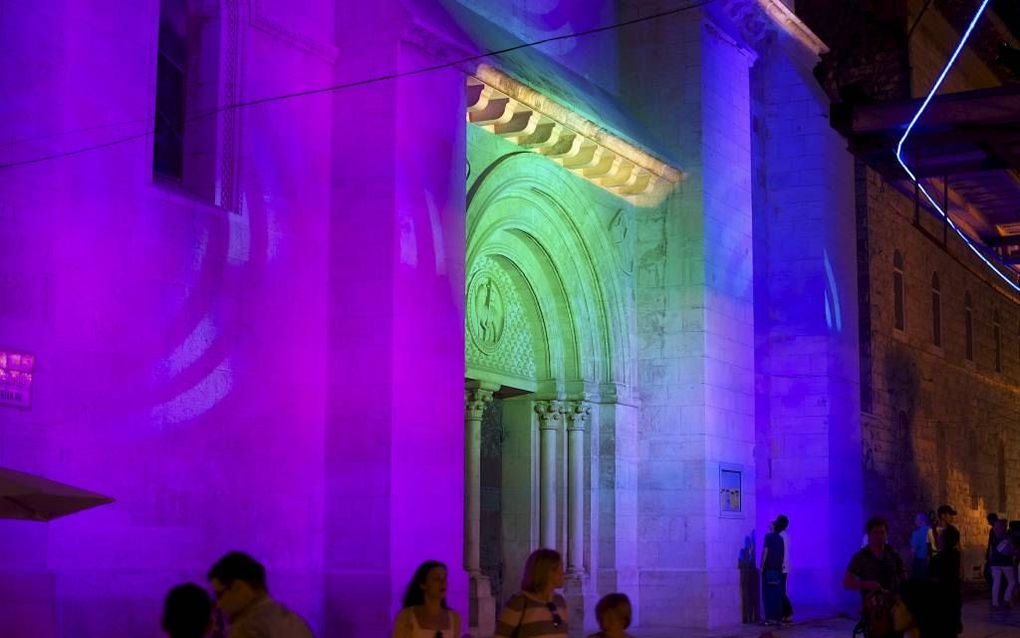 De Jeruzalemse Lutherse Verlosserkerk werd gisteravond onder muziek in het licht geplaatst door een kunstenaar. Foto Alfred Muller