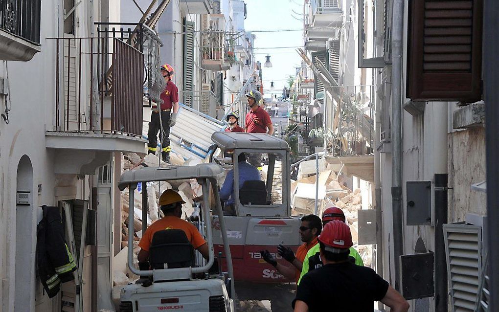 In het puin van een van de ingestorte huizen in het Zuid-Italiaanse Conversano zijn drie lichamen van een Italiaans-Nederlands gezin gevonden. Foto EPA