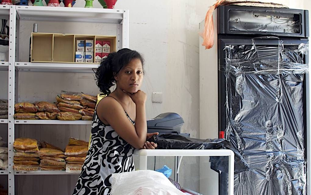 Helen Barakat in haar gehavende winkel in Tel Aviv. Foto Alfred Muller