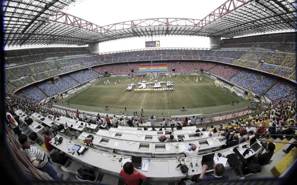 Zaterdag 2 juni sprak de paus tijdens de Wereldgezinsdagen tienduizenden jonge pelgrims toe in het Giuseppe Meazzastadion  in Milaan. Foto EPA