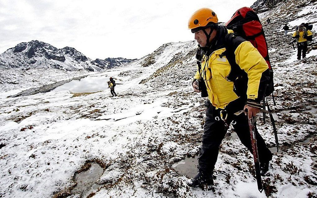 Ook zaterdag waren reddingswerkers op zoek naar de helikopter in Peru. Foto EPA