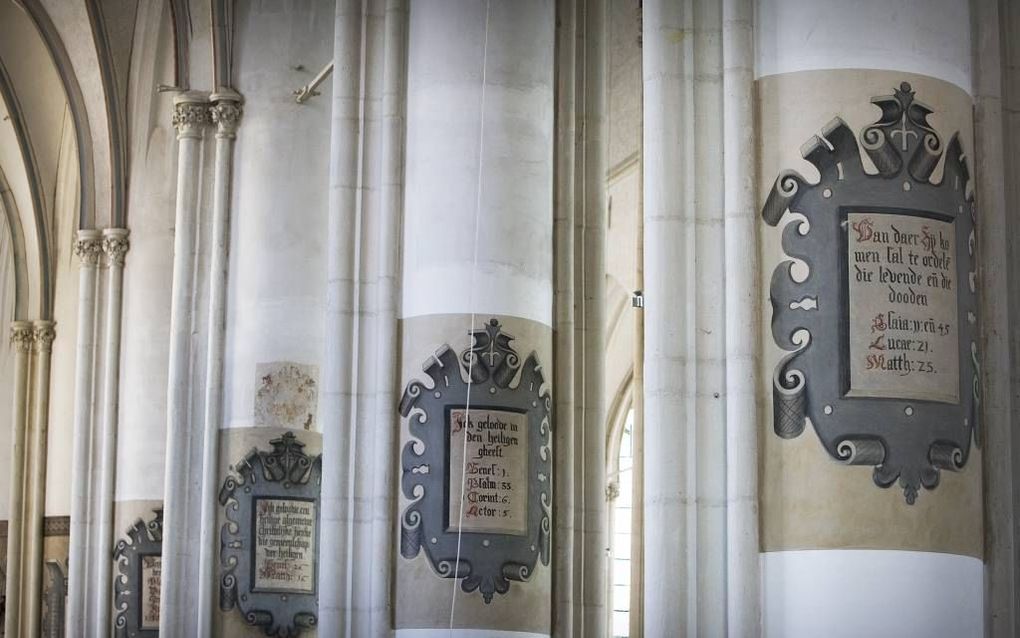 „Goed gevoel is drijfzand vergeleken bij de leer van de Schrift. Deze leer is bondig samengevat in de (gereformeerde) belijdenisgeschriften, de orthodoxe ruggengraat van reformatorischen.” Foto: interieur van de Martinikerk te Doesburg. foto RD, Henk Viss