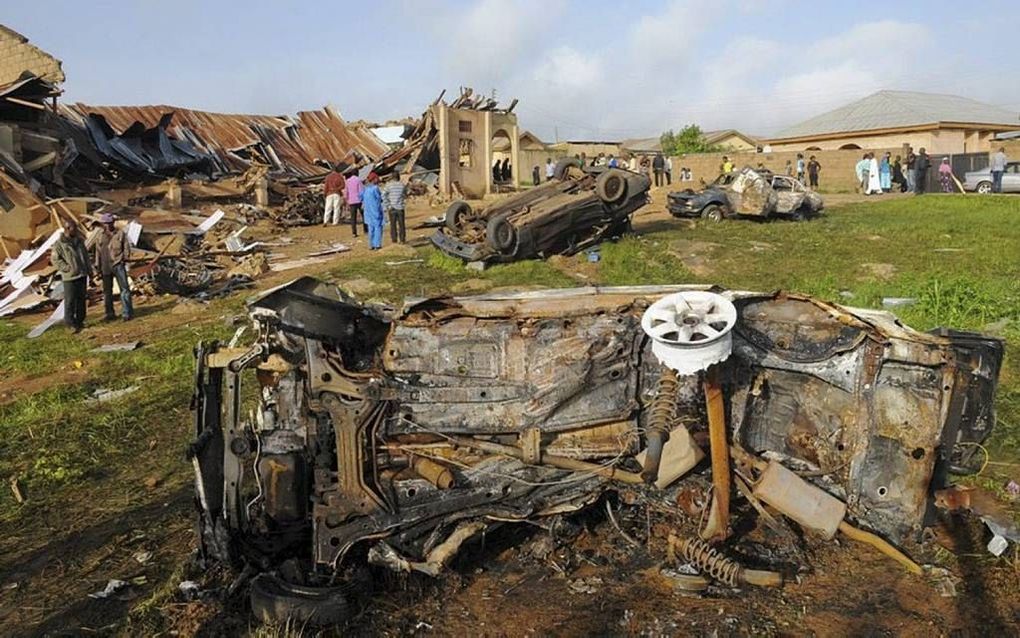 De ravage is compleet in de omgeving van de kerk in de Nigeriaanse stad Jos die werd getroffen door een zware bomexplosie. Foto EPA