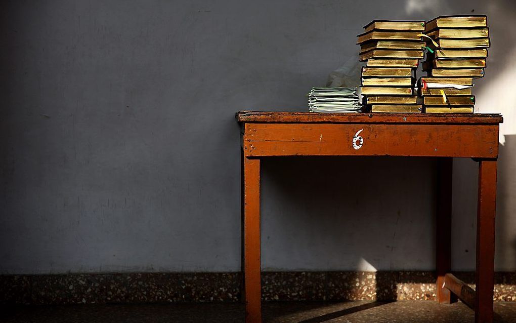 Gebedsboeken bij de ingang van een kerk. Foto EPA