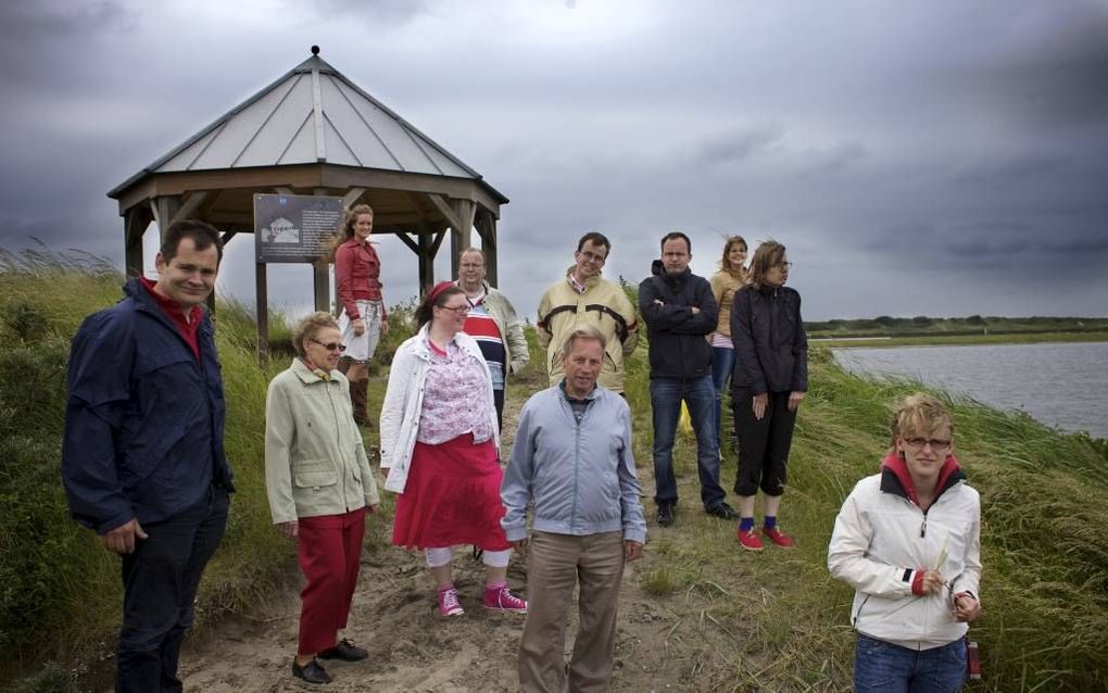 Tijdens een vakantieweek van Eleos en Beter-uit in Zeeland waaien deelnemers en begeleiders uit langs het Grevelingenmeer. Foto Sjaak Verboom