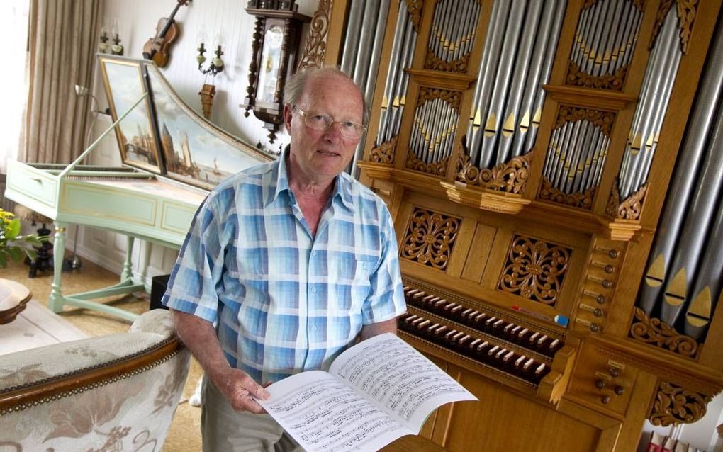 Maarten Vos bij zijn huisorgel in Gouderak. Foto RD, Anton Dommerholt