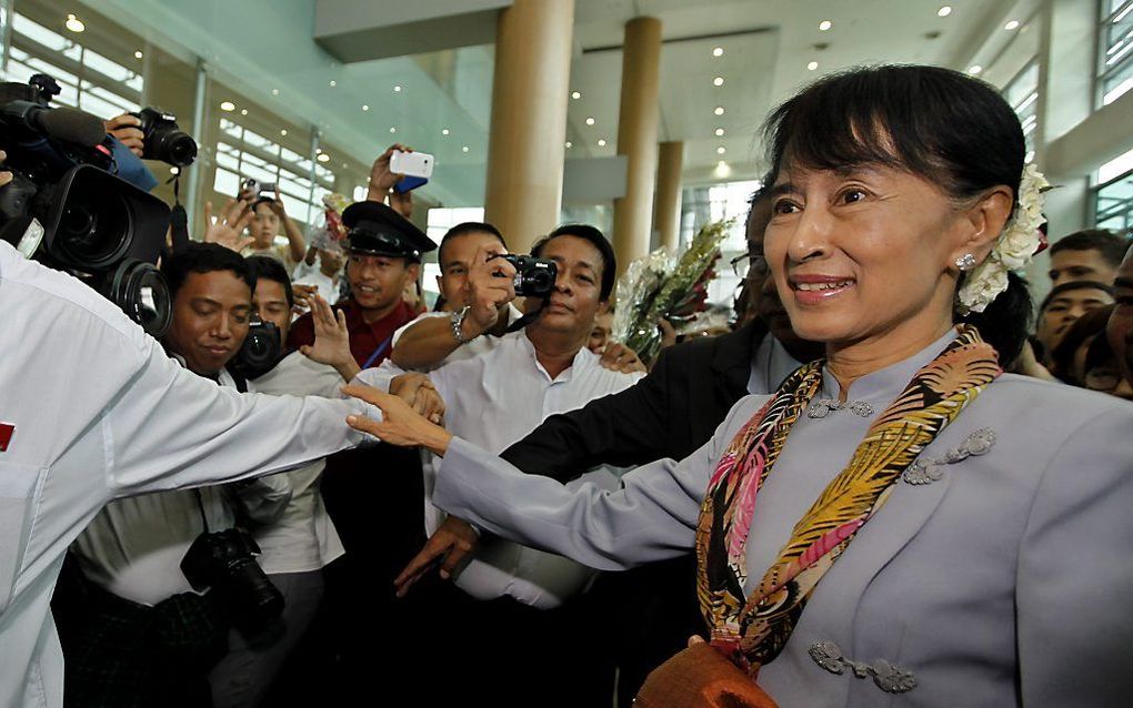 Suu Kyi op de luchthaven van Rangoon, voor haar vertrek naar Europa. Foto EPA