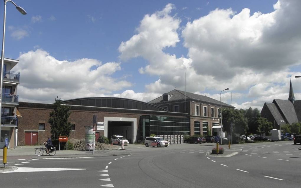 College en raad van Lisse willen een theater en een flat bouwen op het terrein van de voormalige bloemenveiling. Links appartementencomplex Het Baken, in het midden het CNB-complex, rechts de kerk van de gereformeerde gemeente in Lisse. Foto RD