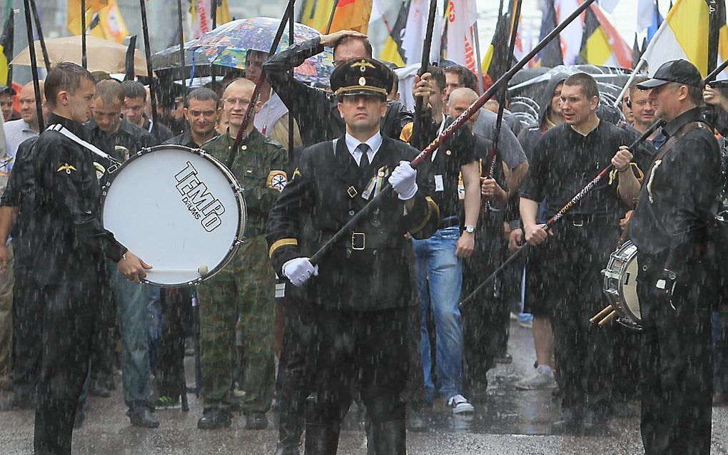 Hevige regenval dinsdag tijdens de protestmars in Moskou. Foto EPA