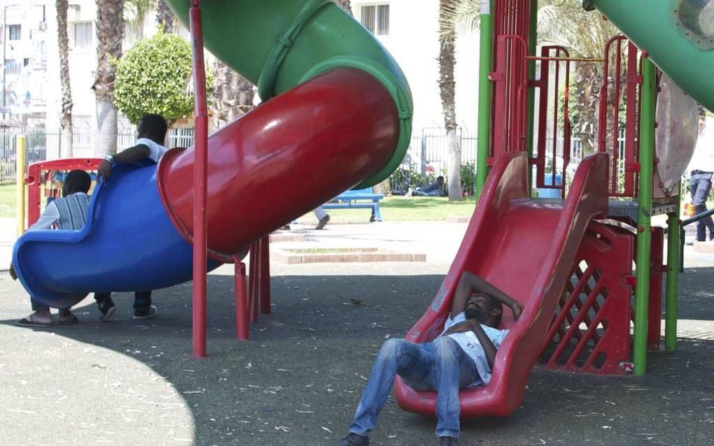 Afrikaanse asielzoekers in het Levinskypark in Tel Aviv. Het verbod om te werken leidt tot een hoog werkloosheidspercentage onder Afrikanen en hogere misdaadcijfers. De gemeente Tel Aviv probeert de asielzoekers op te vangen, maar kan de toestroom nauweli