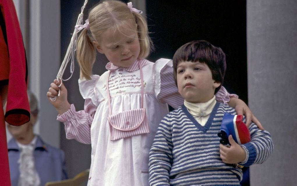 Carolina met neefje Bernardo, zoon van Christina, op het bordes van Paleis Soestdijk tijdens het laatste koninginnedagdefilé. Foto ANP