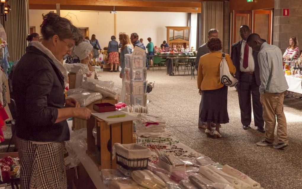 ZEIST – In het kerkgebouw van de gereformeerde gemeente in Zeist werd zaterdag de zendingsdag gehouden van de Christelijke Gereformeerde Kerken in de classis Utrecht. In de hal van de kerk waren enkele verkoopstands en was gelegenheid voor ontmoeting. Fot