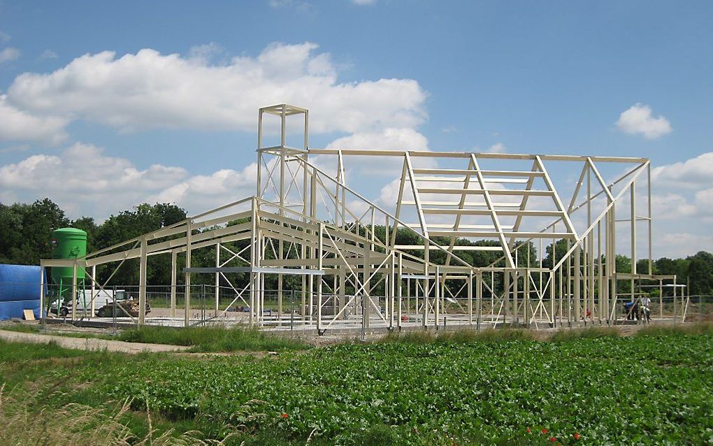 Het geraamte van de nieuwe kerk voor de gereformeerde gemeente in Puttershoek. Foto M. van der Elst