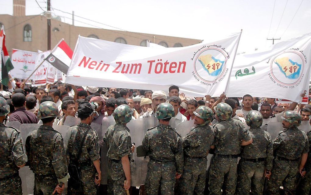 Een protest in 2009 bij de Duitse ambassade in Sanaa, de hoofdstad van Yemen. De demonstranten protesteren tegen het kidnappen van negen buitenlanders. Foto EPA