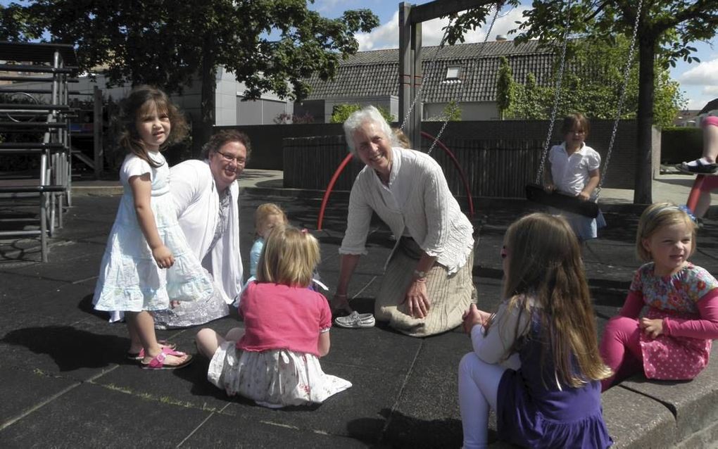 Juf M. P. Tromp (rechts) neemt morgen na 46 jaar lesgeven op christelijke basisschool De Akker in Lisse afscheid. Haar collega D. J. van Duijn (links) viert tegelijkertijd haar 25-jarig jubileum op school. Foto RD