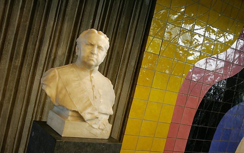 Het borstbeeld van Abraham Kuyper in het gebouw van de Vrije Universiteit van Amsterdam. Foto RD, Anton Dommerholt