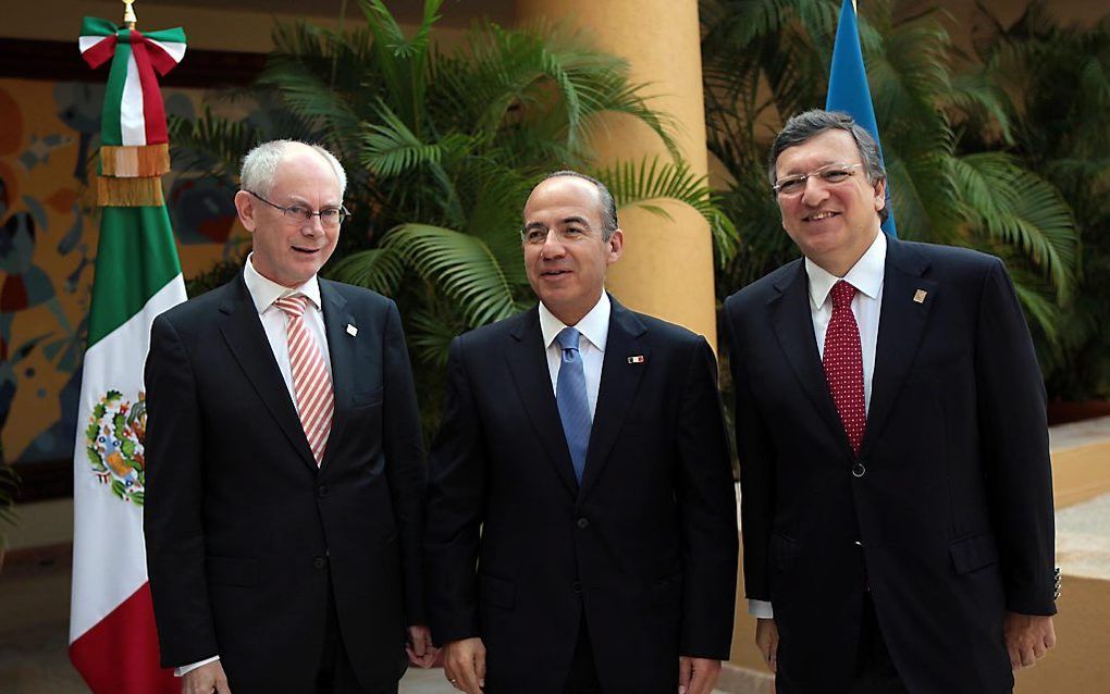 Van Rompuy (L) in het Mexicaanse Los Cabos met de Mexicaanse president Calderon (M), en Barroso (R) van de Europese Commissie. Foto EPA