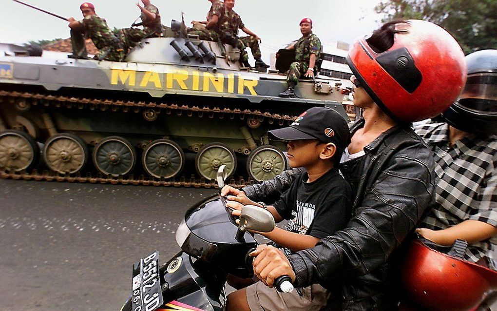 Tank in Jakarta, juli 2001. Foto EPA