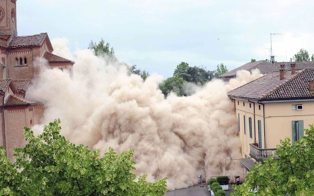 De klokkentoren van de kerk van de Heilige Aartsengel Michael in Poggio Renatico werd op 4 juni opgeblazen omdat de kerk beschadigd was geraakt bij de aardbeving van mei. Foto EPA