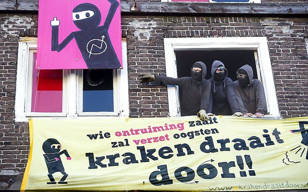 Krakers in de Lange Leidsedwarsstraat wachten op de ME.  Foto ANP