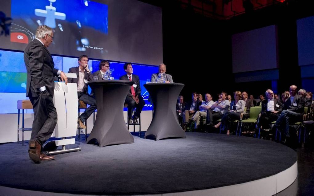 In de kapel van de Evangelische Omroep (EO) in Hilversum had gisteren het eerste Andries Radio Symposium plaats. Links naast presentator Andries Knevel, achter de tafels: prof. dr. S. Paas, prof. dr. J. Hoek, prof. dr. G. van den Brink en prof. dr. W. J. 