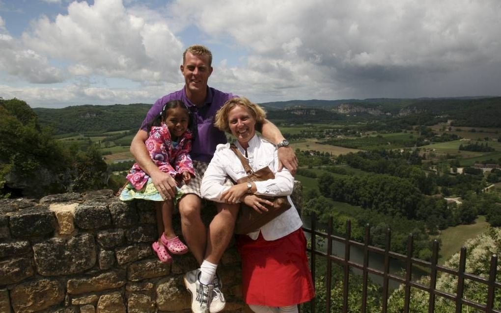 Jaco en Elselien Alderliesten met hun geadopteerde dochter Alexandra, op vakantie in Frankrijk. Foto fam. Alderliesten