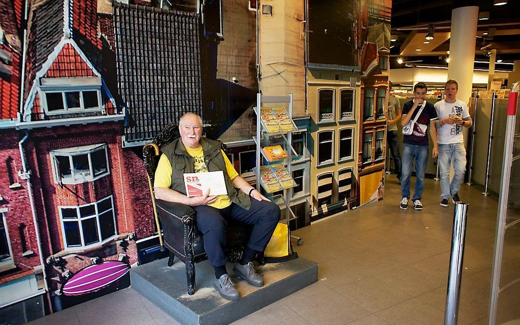 Straatnieuwsverkoper Henk van den Hazel (68) op zijn vaste plek in een Utrechtse supermarkt. Foto Sjaak Verboom