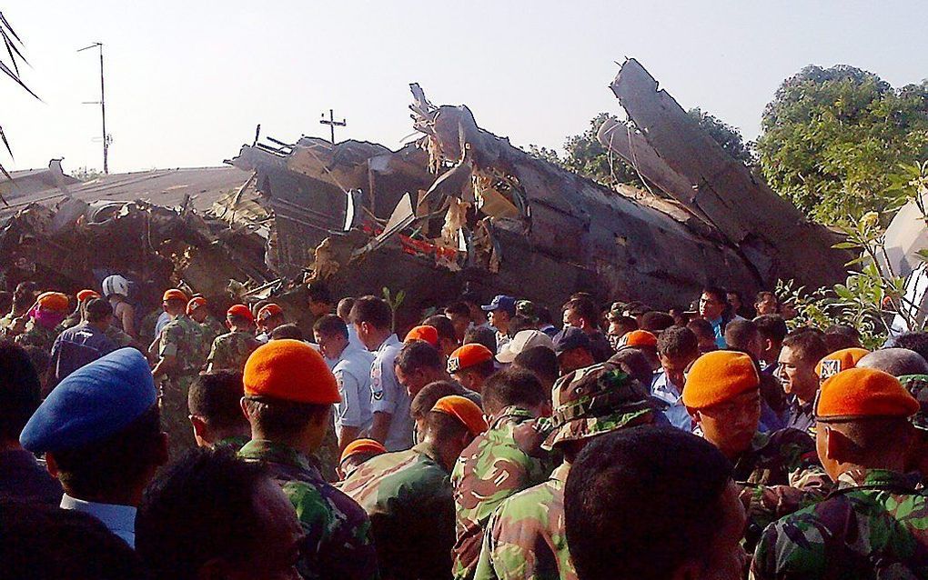 Reddingswerkers op zoek naar overlevenden en slachtoffers in een woonwijk in Jakarta.  Foto EPA