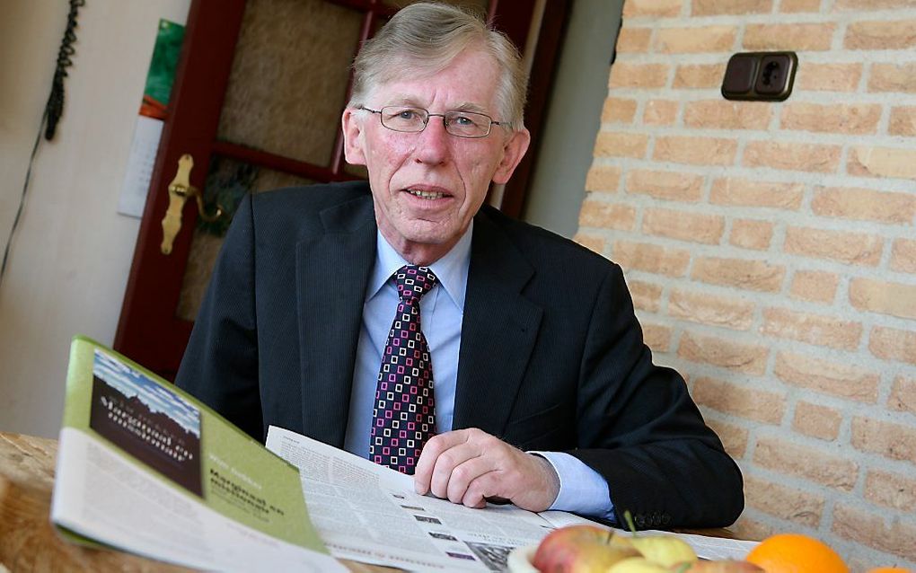 ELSPEET – Dr. W. Dekker hield een lezing op een predikantenconferentie in Elspeet, georganiseerd door de Gereformeerde Bond binnen de Protestantse Kerk in Nederland. Zo’n 75 predikanten bezochten gisteren en vandaag de conferentie over ”Wachten op God Die