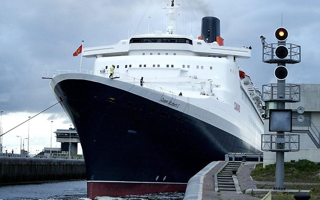 De Queen Elizabeth II in een sluis bij IJmuiden.  Foto ANP