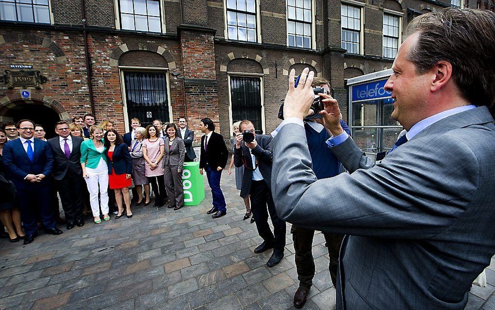 D66-fractievoorzitter Alexander Pechtold zet de kandidaten op de foto tijdens de presentatie van de concept-kandidatenlijst voor de Tweede Kamerverkiezingen 2012. Foto ANP