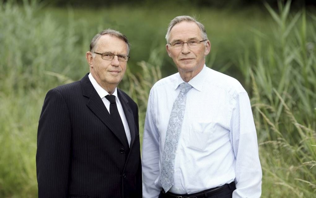 Ds. C. G. Vreugdenhil (l.) en onderwijskundige C. Janse. Beiden werkten lange tijd in de Indonesische provincie Irian Jaya, het huidige Papoea. Foto Dick Vos