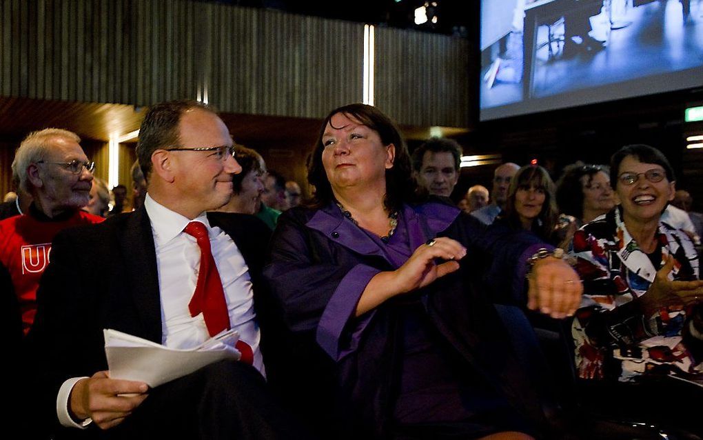 Links de nieuwe voorzitter Ton Heerts, rechts Agnes Jongerius.  Foto ANP