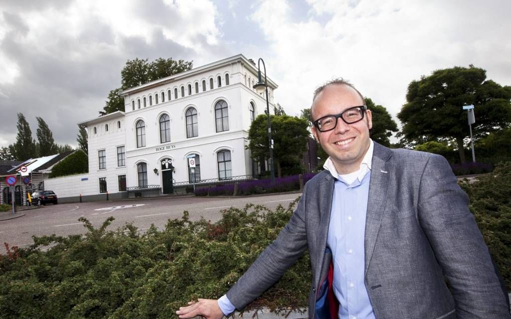 Arjan Nobel voor de rentmeesterswoning van de Ambachtsheerlijkheid Cromstrijen. Foto Dirk Hol