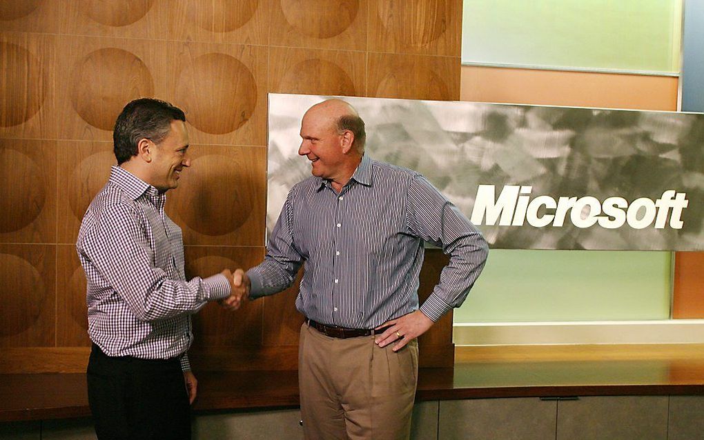 De CEO van Yammer David Sacks (links) en de CEO van Microsoft Steve Ballmer schudden elkaar de hand. Foto EPA