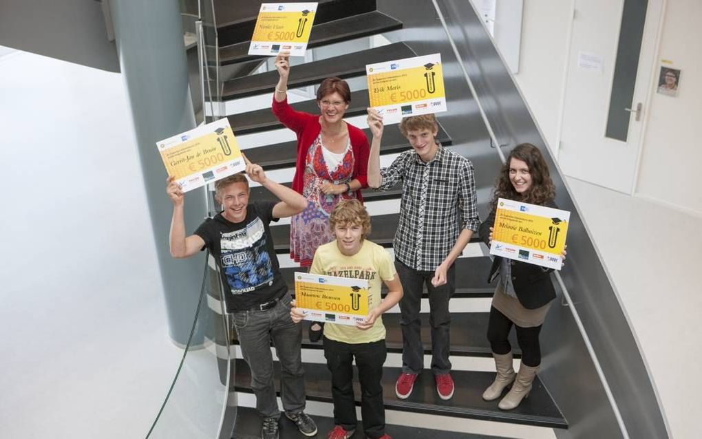 Gerrit-Jan de Bruin (links) en vier andere studenten kregen gistermiddag een chemiebeurs aan Universiteit Utrecht. Foto Ivar Pel