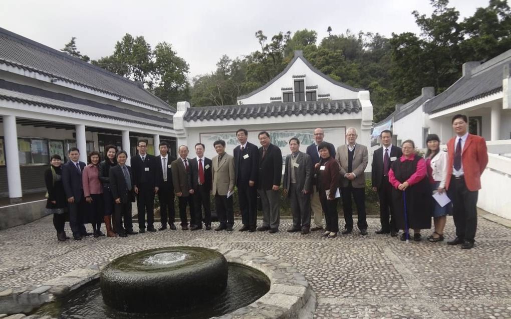 Steeds meer seminaries uit het Chinese vasteland brengen een bezoek aan het Lutheran Theological Seminary (LTS) in Hong Kong. Foto: een bezoek van bestuurders van de provinciale kerk en het seminarie van Fujian, die op de binnenplaats van het LTS staan. F