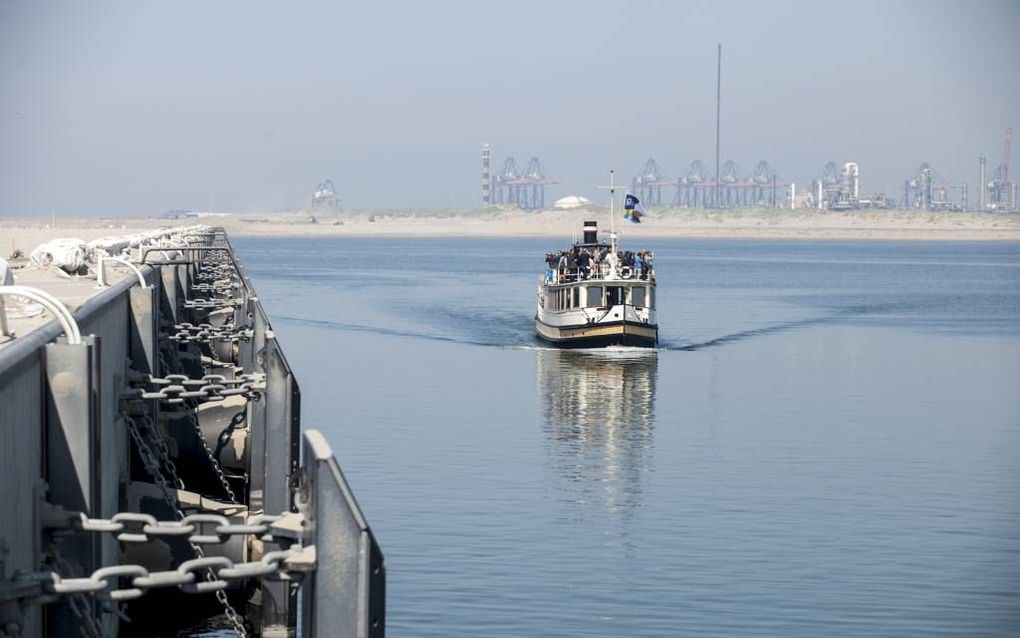 Salonboot Navigathor vaart langs de nieuw aangelegde diepzeekade van het overslagbedrijf Rotterdam World Gateway (RWG) op de Tweede Maasvlakte. Aan de kade kunnen schepen aanmeren die langer zijn dan 400 meter. Foto’s Freek van Arkel/Hollandse Hoogte