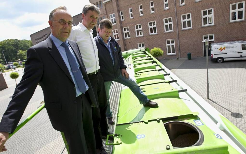 Het Hoornbeeck College in Amersfoort gaat de school verwarmen met houtpellets. Van voor naar achter: Facilitair manager Kees van Vulpen, technisch medewerker Frans van der Blom en de voorlichter van de firma De Heus. Foto RD, Anton Dommerholt