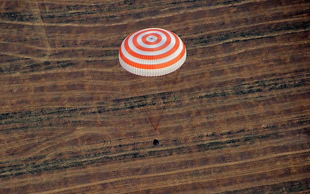 Een Sojoezcapsule daalt het laatste stuk voor de landing aan een grote remparachute. Stuwraketten geven in de laatste seconden wat extra remkracht, maar kunnen niet voorkomen dat de capsule met de klap van een klein auto-ongeluk de grond raakt. André Kuip