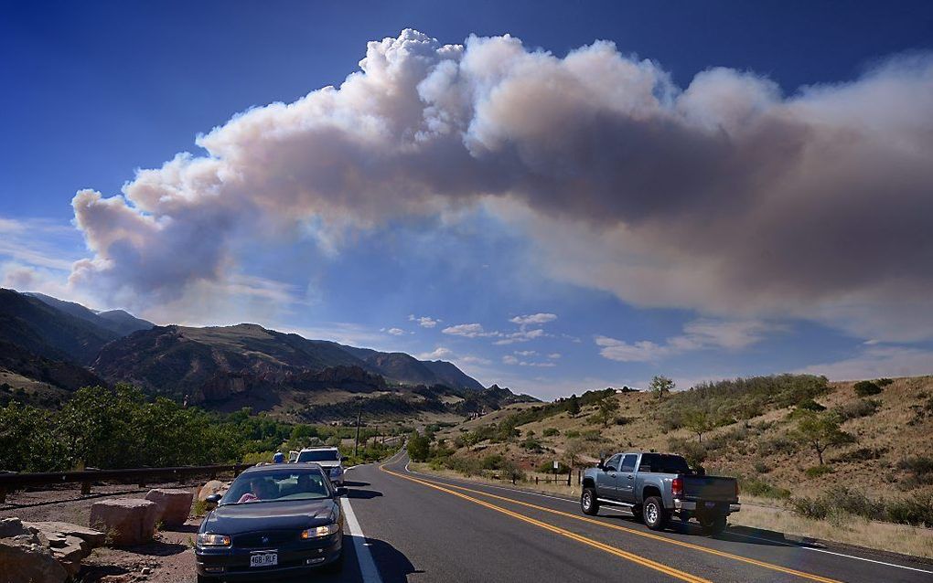 Rook stijgt op boven de bergen ten westen van Colorado Springs. In het westen van de staat woedt al weken een natuurbrand, waarbij duizenden hectares zijn verwoest. Foto EPA