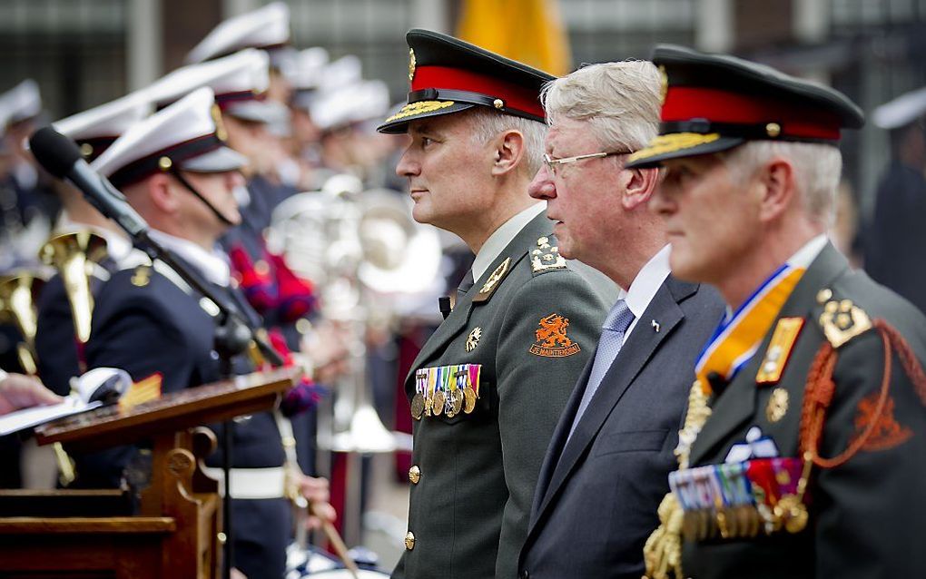 Commandant der strijdkrachten Peter van Uhm, minister van Defensie Hans Hillen en generaal Tom Middendorp tijdens de militaire ceremonie waarbij Van Uhm het bevel over de Nederlandse krijgsmacht overdraagt aan Middendorp. Foto ANP