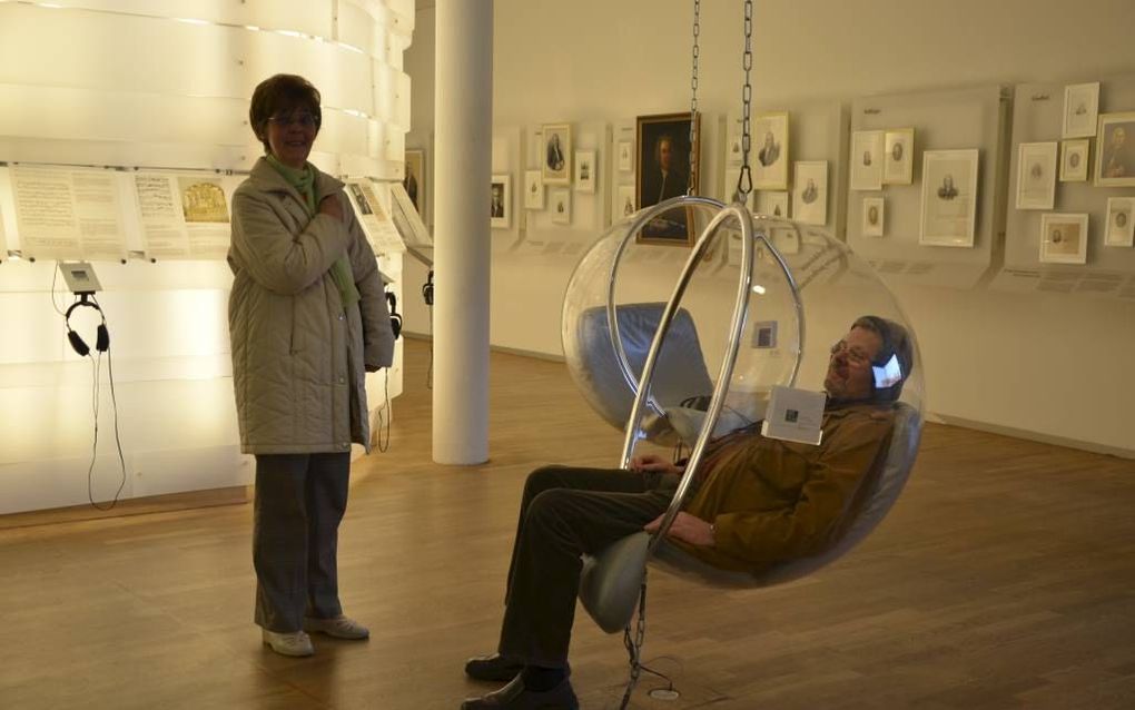 Fauteuils met hoofdtelefoons in het Bachhaus in Eisenach bieden vermoeide Bachliefhebbers alle kans om bij te zakken met muziek. Foto RD.