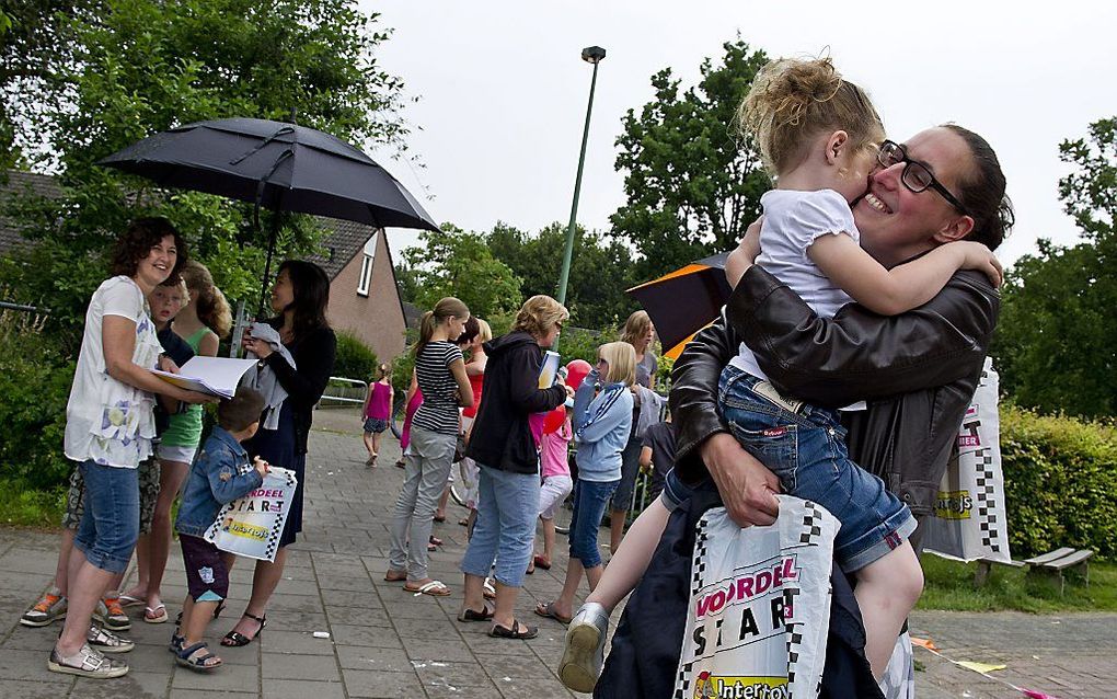 Kinderen worden vrijdagmiddag van school gehaald, het is vakantie. Foto ANP