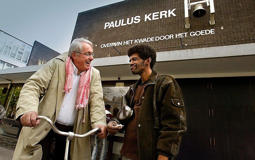 Archieffoto uit 2004 van de oude Pauluskerk met ds. Hans Visser op de voorgrond. De voormalige Pauluskerk is inmiddels gesloopt. Bijna op dezelfde plek verrijst momenteel een nieuwe Pauluskerk. Foto ANP