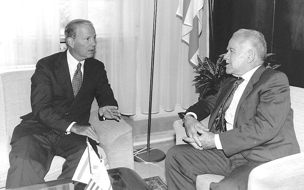 Shamir (r.) en de Amerikaanse minister van Buitenlandse Zaken, James Baker, in 1991. Foto EPA