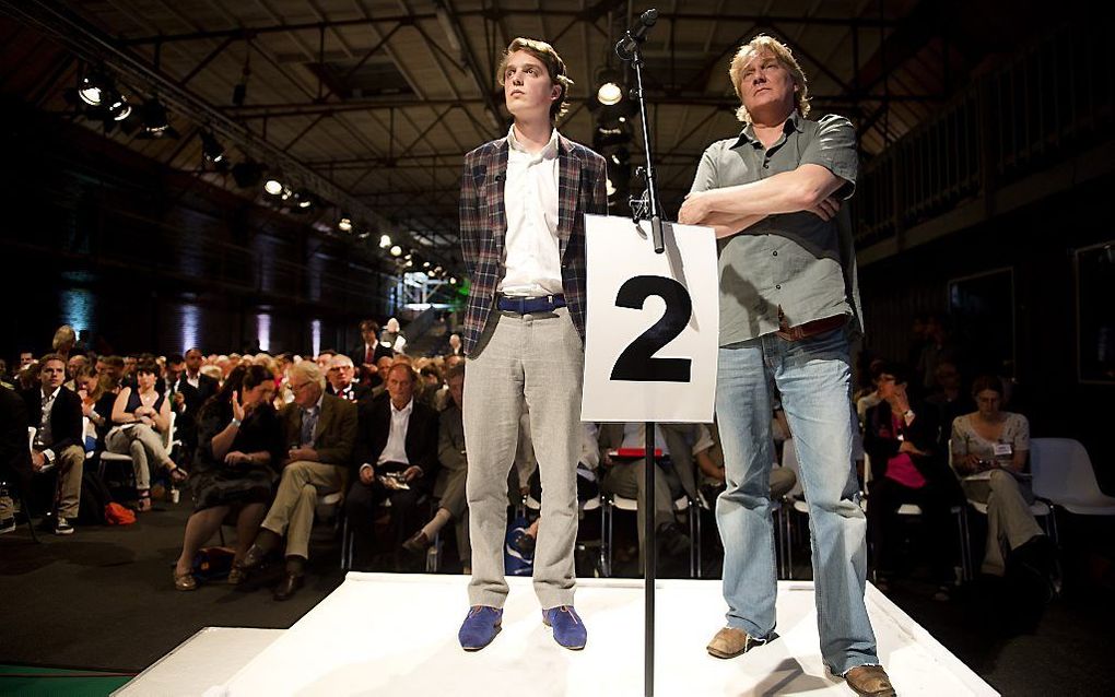 Voorzitter Sywert van Lienden (L) van de politieke jongerenbeweging G500 wacht bij het CDA-congres. Foto ANP