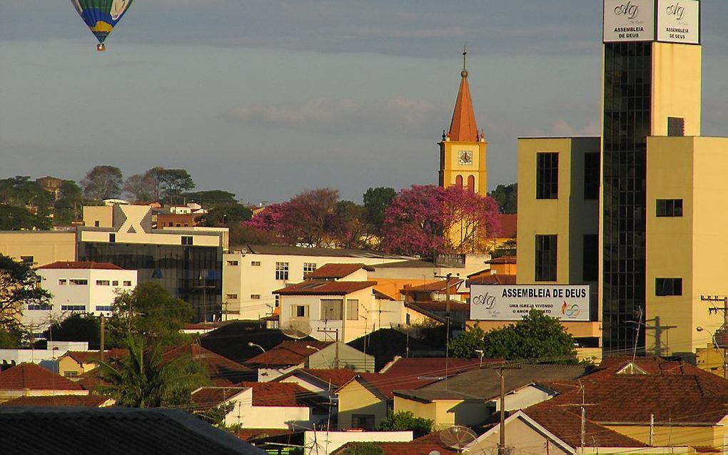 Het aantal evangelische christenen is de afgelopen tien jaar fors gegroeid. Foto: een rooms-katholieke en evangelische kerk in São Carlos, in Brazilië. Foto Leoadec, Wikimedia