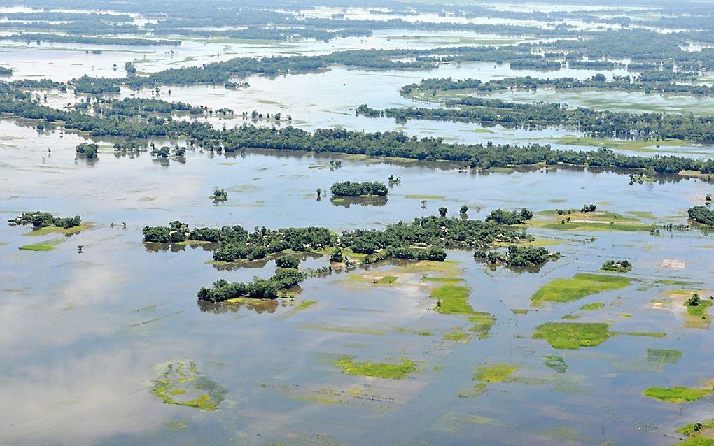 De eerste foto's van de rivier Brahmaputra in de Indiase deelstaat Assam die tientallen dorpen onder water heeft gezet. Foto EPA